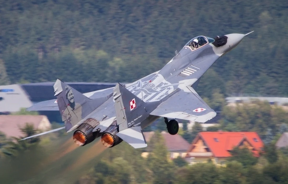Pilot MiG-29, który przelatując nad wsią koło Malborka w Pomorskiem spowodował uszkodzenia kilku budynków, został zawieszony - dowiedział się reporter RMF FM. Chodzi o incydent z wczorajszego poranka, gdy na skutek uderzenia fali dźwiękowej wygenerowanej przez maszynę doszło do uszkodzenia kilku dachów.