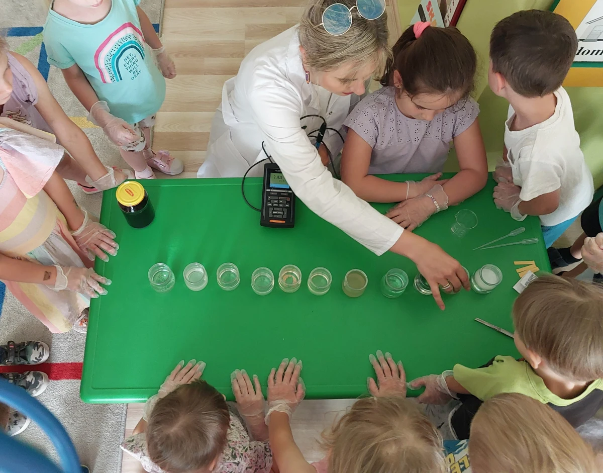 Łatwiej ją zabrudzić, niż oczyścić, a jak spotka człowieka, to ma strasznego „peHa”!  Dzieci z Przedszkola Samorządowego nr 13 w Krakowie, wiedzą już, czym jest pH wody i jak wygląda jej obieg na Ziemi. Trwają darmowe zajęcia dla szkół i przedszkoli  z cyklu „Czysta woda dla zdrowej Planety”. Prowadzą je naukowcy z  Wydziału Geologii, Geofizyki i Ochrony Środowiska AGH.