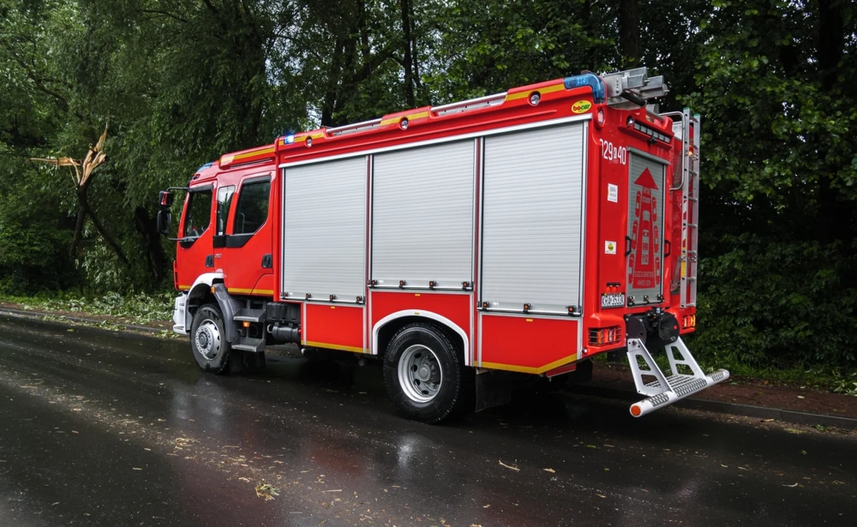 Samochód dachował i uderzył w słup energetyczny w miejscowości Leszczyn (Zachodniopomorskie, powiat kołobrzeski). 22-letni kierowca zginęł na miejscu - informuje szczecińska straż pożarna. 