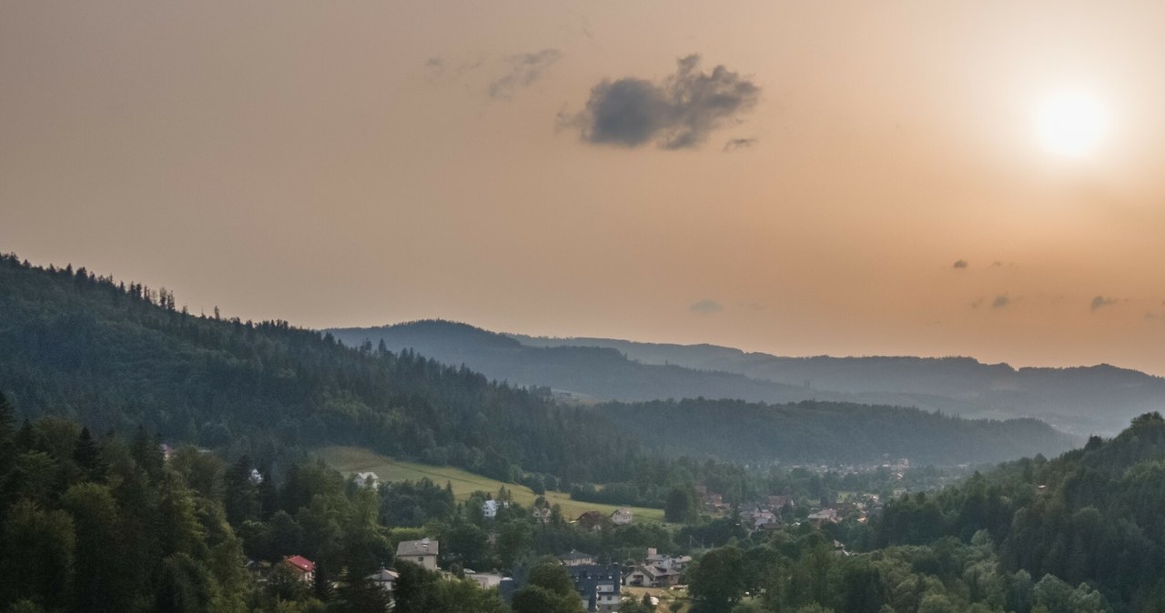  Pomarańczowa chmura w drodze do Polski. Niebo może zmienić kolor