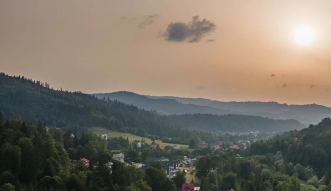 Masa drobin sunie z Afryki. Niebo zmieni kolor na pomarańczowy