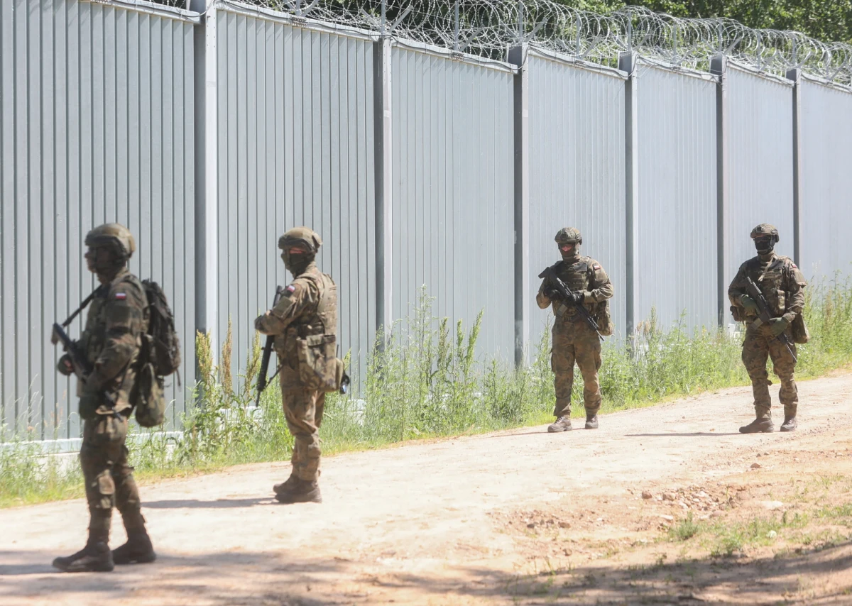 "Około 30 proc. mniej prób nielegalnego przekroczenia granicy niż w tygodniu poprzedzającym wprowadzenie ograniczeń" - tak efekty pierwszego tygodnia funkcjonowania strefy buforowej podsumowuje straż graniczna oraz Ministerstwo Spraw Wewnętrznych i Administracji.