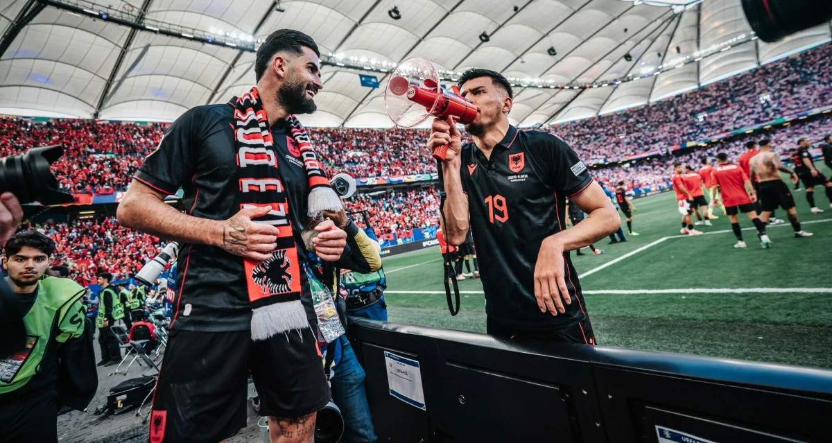 ​Piłkarz reprezentacji Albanii Mirlind Daku przeprosił za swoje zachowanie po meczu mistrzostw Europy z Chorwacją, gdy za pomocą megafonu skandował z kibicami obraźliwe hasła pod adresem Macedonii Północnej.