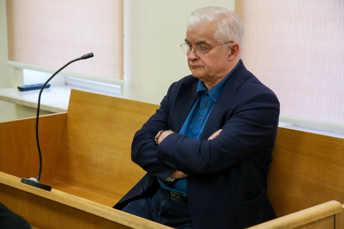 Sąd w Hajnówce uniewinnił byłego premiera Włodzimierza Cimoszewicza od zarzutu potrącenia rowerzystki. Sprawa opuszczenia przez polityka miejsca wypadku została umorzona z powodu przedawnienia.
