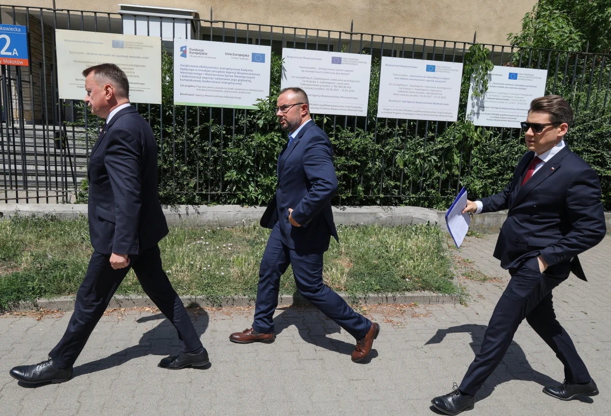 "Dlaczego szef resortu, Tomasz Siemoniak i podległe mu służby zgodziły się na to, żeby aktywiści mogli działać w strefie buforowej przy polsko-białoruskiej granicy" - tego właśnie chcą dowiedzieć się politycy Prawa i Sprawiedliwości, którzy udali się na kontrolę poselską do Ministerstwa Spraw Wewnętrznych i Administracji. "Należy podjąć bardzo ostre działania na granicy z Białorusią (...) łącznie z zaminowaniem granicy przy użyciu min przeciwpiechotnych" - powiedział przed wejściem do ministerstwa Mariusz Błaszczak.