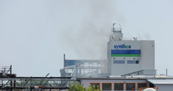 Pożar wybuchł w zakładach chemicznych Synthos w Oświęcimiu. Nad miastem unosiły się kłęby czarnego dymu, które były widoczne z wielu kilometrów. Sytuacja jest już opanowana.