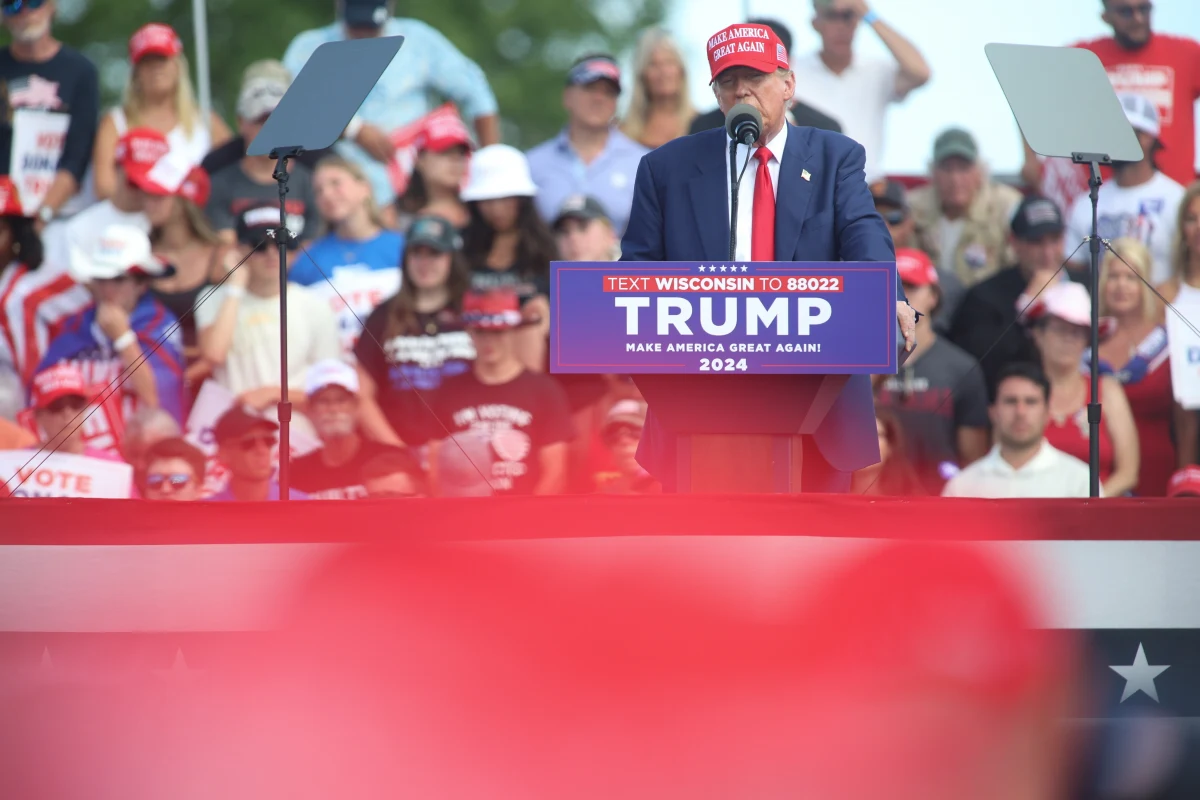 ​"Przez 20 lat słyszałem, że NATO to prawdziwy problem dla Rosji. Myślę, że to jest tak naprawdę powód, dla którego ta wojna się zaczęła" - powiedział Donald Trump w rozmowie z Davidem Sacksem, znanym z prorosyjskich poglądów finansistą i wspólnikiem Elona Muska. Kandydat Republikanów na prezydenta USA wykluczył przystąpienie Ukrainy do Sojuszu Północnoatlantyckiego i ocenił, że byłoby to "szaleństwem".