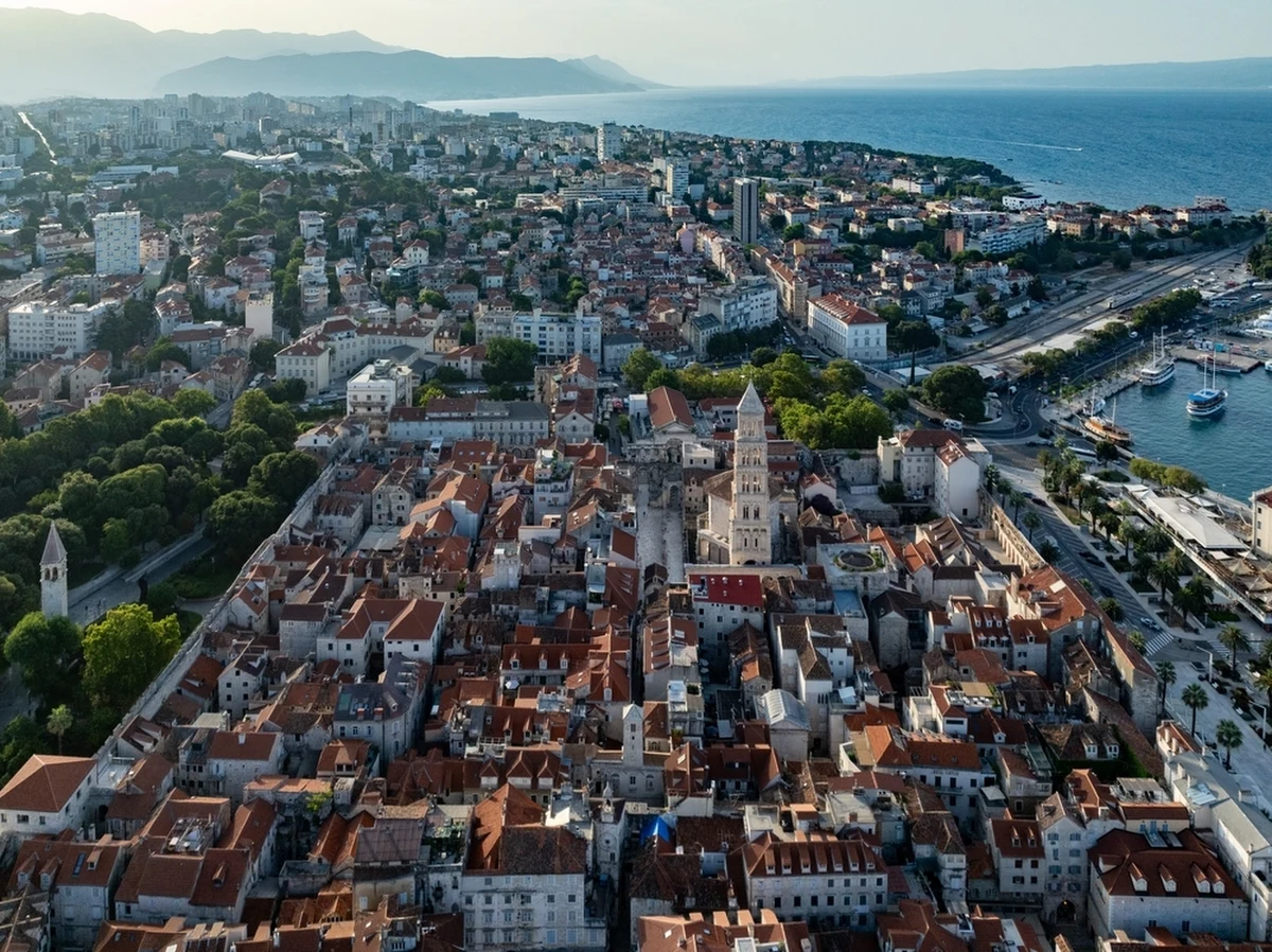 Albania, Chorwacja, Czarnogóra oraz Bośnia i Hercegowina - te kraje zmagają się z brakiem dostępu do prądu. Przyczyną jest awaria w czarnogórskim systemie przesyłu energii elektrycznej. Nie wiadomo, kiedy problem uda się rozwiązać.