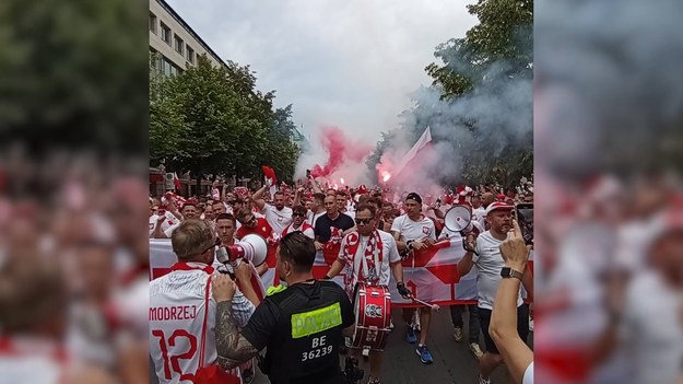 Przemarsz kibiców w drodze na mecz Polska – Austria, który odbędzie się na Stadion Olimpijski w Berlinie. Na czele wraz z „Biało-Czerwonymi” kibicami szli wysłannicy Interii Sport. 