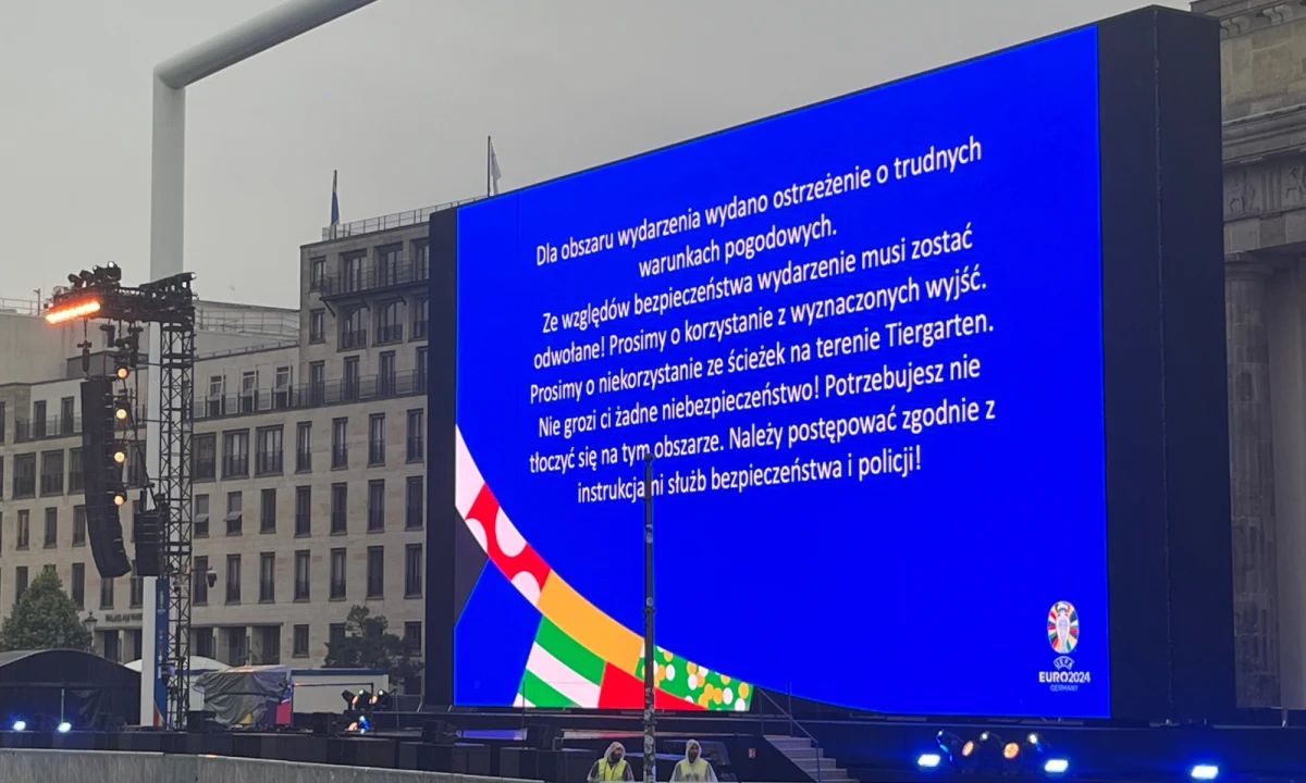 Zarządzono ewakuację strefy kibica w Berlinie. Organizatorzy podjęli taką decyzję ze względu na złe warunki atmosferyczne.