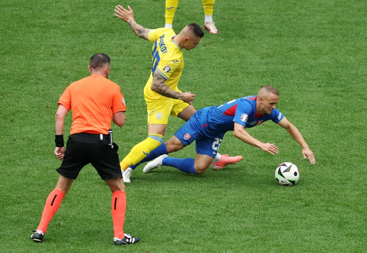 Słowacja, mimo prowadzenia 1:0, przegrała w Duesseldorfie 1:2 z Ukrainą w meczu grupy E Euro 2024. Po sensacyjnym zwycięstwie nad Belgią Słowacy nie poszli za ciosem. Z pierwszych punktów cieszą się Ukraińcy.