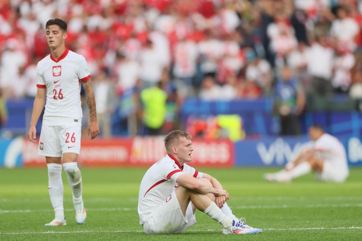 Polscy piłkarze mogą jako pierwsi zostać wyeliminowani z mistrzostw Europy w Niemczech. Po porażce z Austrią 1:3 utrzymają się w turnieju tylko w przypadku, jeśli w wieczornym meczu tej samej grupy Holandia pokona Francję.