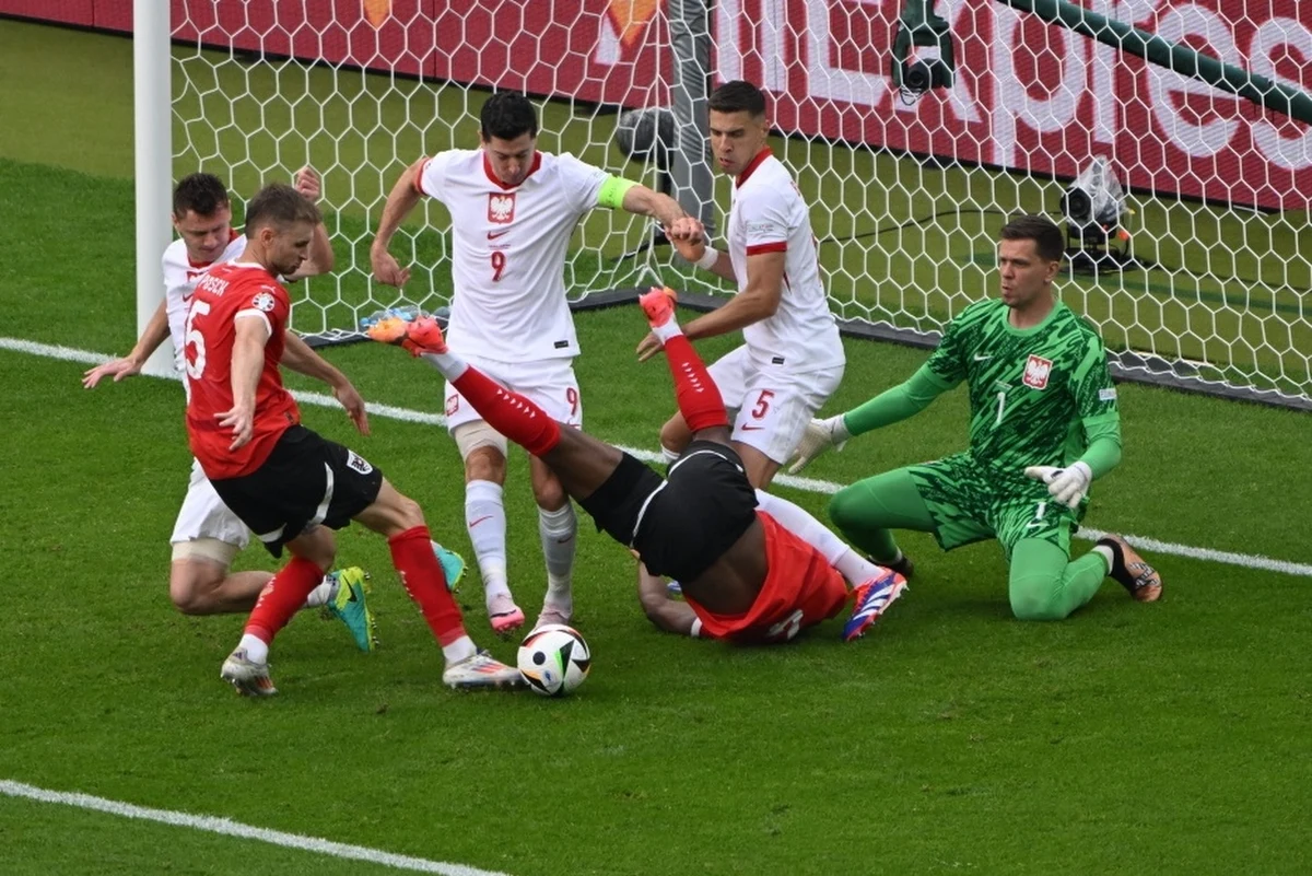 Polska przegrała 1:3 z Austrią w grupie D Euro 2024. Mecz fatalnie rozpoczął się dla Biało-Czerwonych, którzy już w dziewiątej minucie stracili bramkę, ale jeszcze w pierwszej połowie wyrównał Krzysztof Piątek. W drugiej połowie nasi rywale dobili nas dwoma trafieniami.