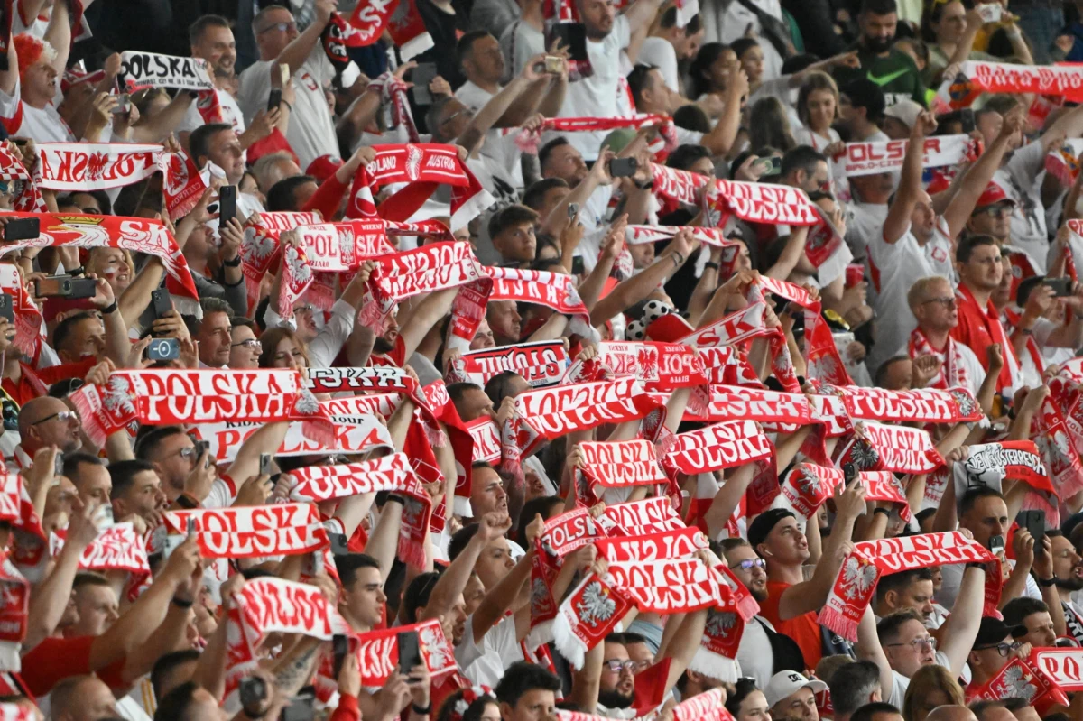 Podczas piątkowego meczu piłkarskich mistrzostw Europy Polska - Austria (1:3) w Berlinie, polski kibic został poważnie ranny po upadku z trybun - podała agencja dpa.