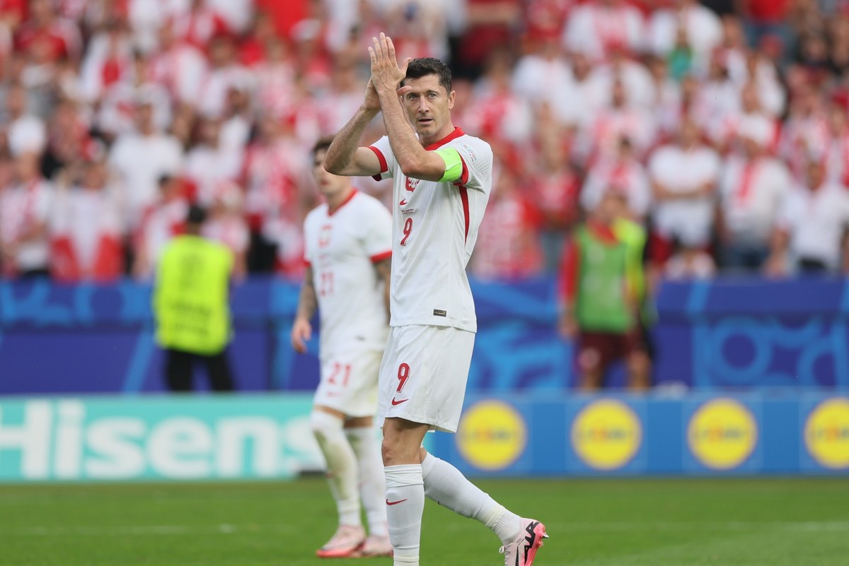 Robert Lewandowski przyznał po porażce z Austrią 1:3 w Berlinie, że wynik boli i "nie tak to miało wyglądać". Jak jednak dodał, w ostatnim meczu w grupie D mistrzostw Europy, we wtorek z Francją, reprezentacja Polski musi dać z siebie "maksa".