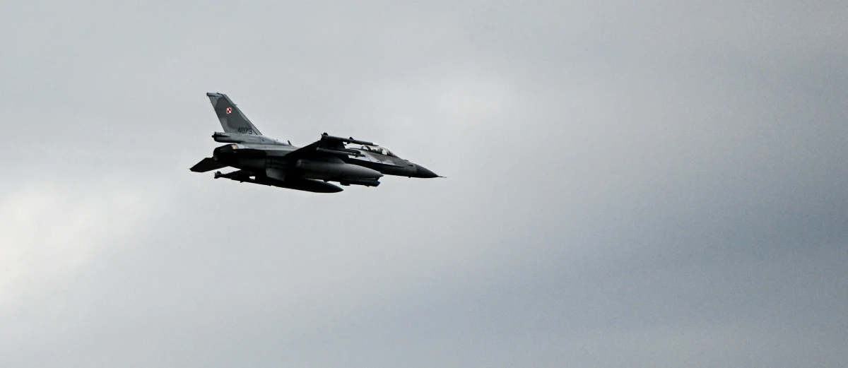 W związku z aktywnością lotnictwa Rosji nad Ukrainą, w południowo-wschodnim obszarze Polski może występować podwyższony poziom hałasu związany z rozpoczęciem operowania w naszej przestrzeni powietrznej polskich i sojuszniczych statków powietrznych - ostrzegło w sobotę rano Dowództwo Operacyjne Rodzajów Sił Zbrojnych.