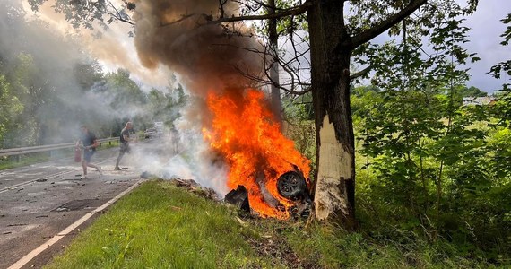 Na drodze wojewódzkiej nr 381 w Bartnicy doszło do śmiertelnego wypadku. Toyota Highlander uderzyła w drzewo i zapaliła się. Niestety, kierowca auta zginął.