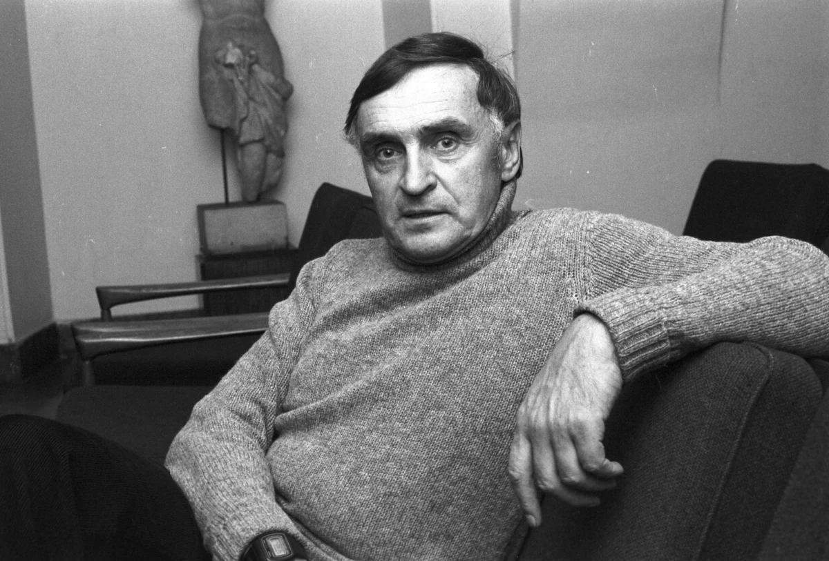 W wieku 94 lat zmarł Andrzej Mularczyk, wybitny polski scenarzysta - informuje Stowarzyszenie Filmowców Polskich. To właśnie Mularczyk był autorem scenariuszy do popularnego serialu "Dom" czy kultowej trylogii Sylwestra Chęcińskiego o rodzinach Kargulów i Pawlaków. 