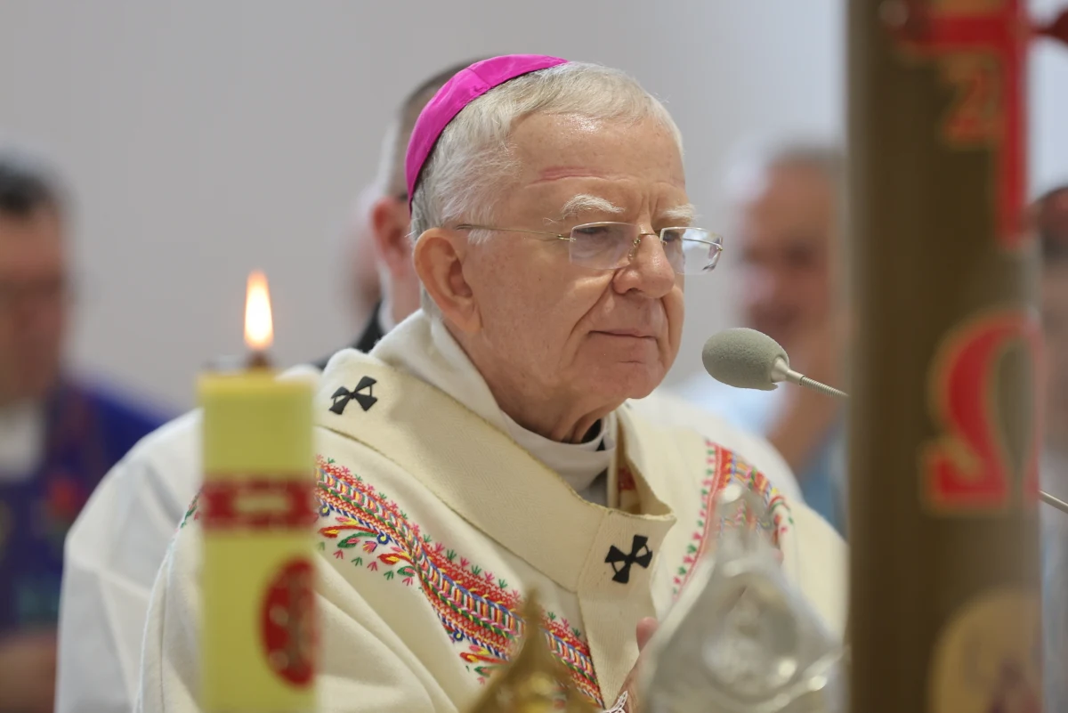 Arcybiskup Marek Jędraszewski – metropolita krakowski, poinformował, że złożył na ręce papieża Franciszka rezygnację z pełnionego urzędu. Duchowny ujawnił to w trakcie spotkania dotyczącego zmian personalnych w diecezji. 