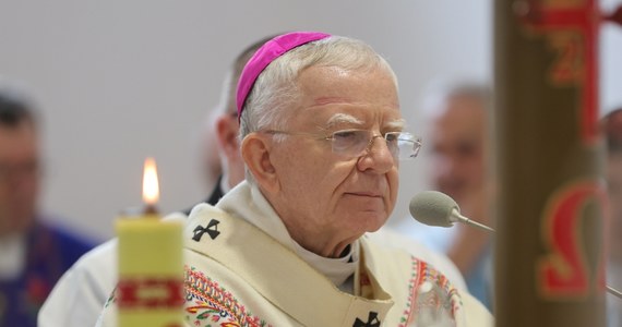Arcybiskup Marek Jędraszewski – metropolita krakowski, poinformował, że złożył na ręce papieża Franciszka rezygnację z pełnionego urzędu. Duchowny ujawnił to w trakcie spotkania dotyczącego zmian personalnych w diecezji. 