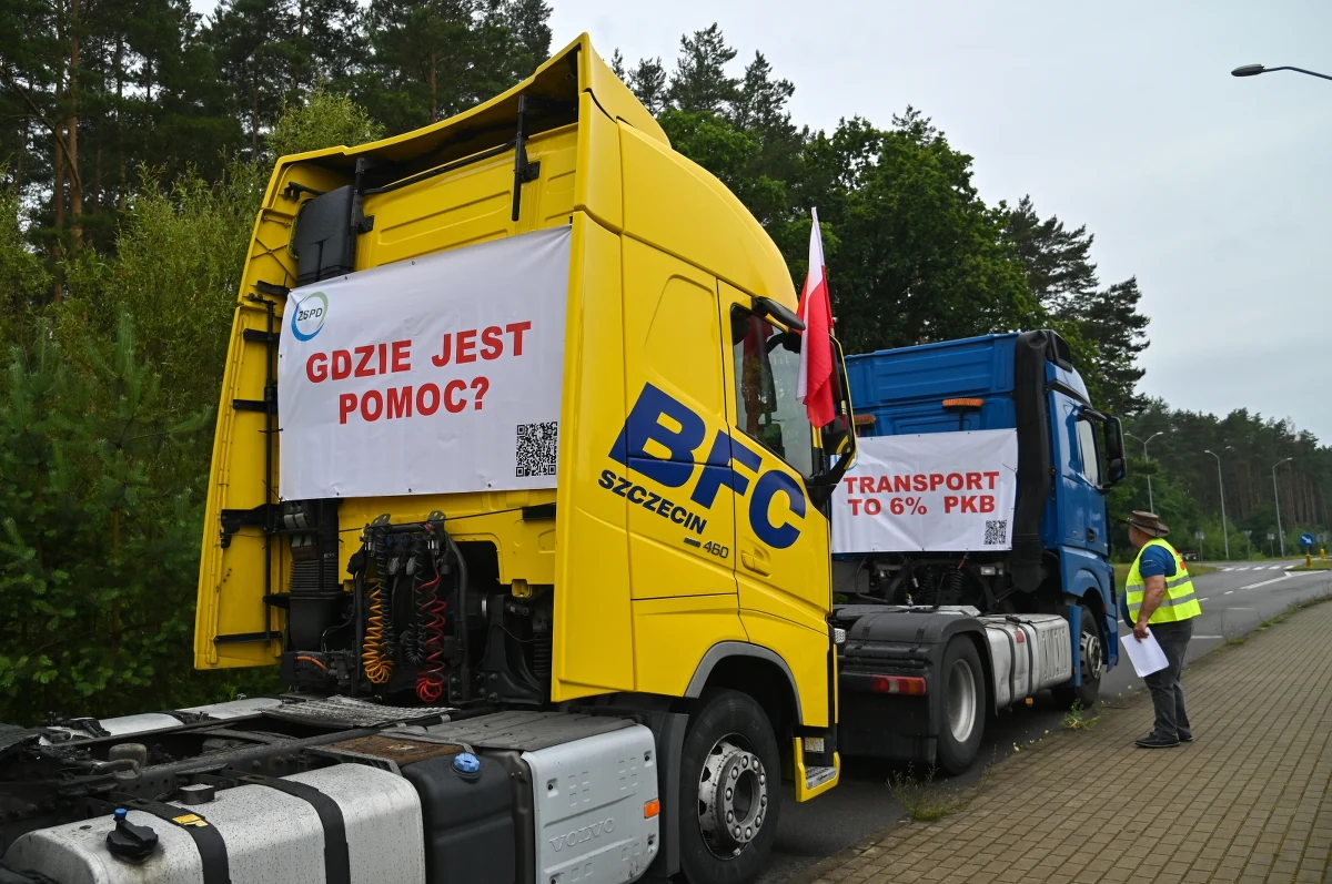 Trwa rozładowywanie zatorów na drogach, które powstały z powodu protestu przewoźników w Zachodniopomorskiem – poinformowała Generalna Dyrekcja Dróg Krajowych i Autostrad. Protest zakończył się przed godz. 14:00. Na autostradzie koło Szczecina, w kierunku Świnoujścia, korek miał nawet 12 km.