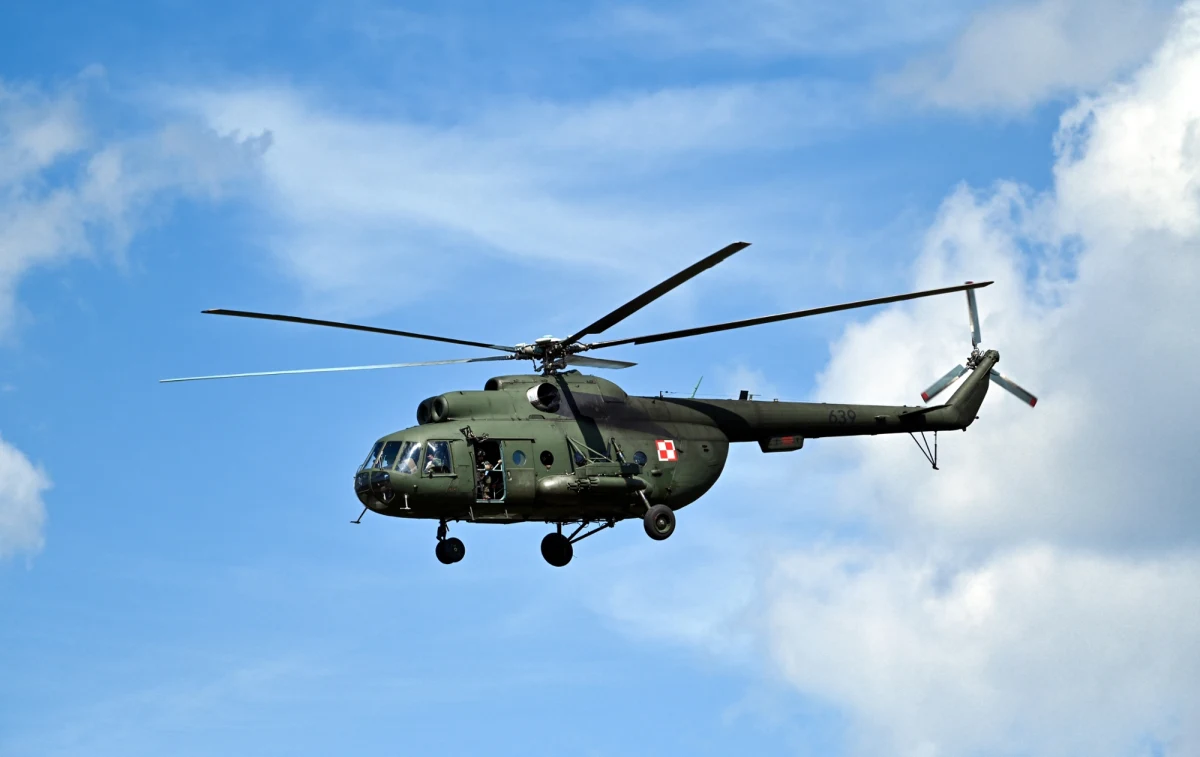 Nawałnica, która przechodziła rano przez województwo łódzkie, zerwała dach z hangaru 1. Dywizjonu Lotniczego w Leźnicy Wielkiej. Uszkodzone są dwa śmigłowce, które były w środku - Mi-8 i Mi-17.