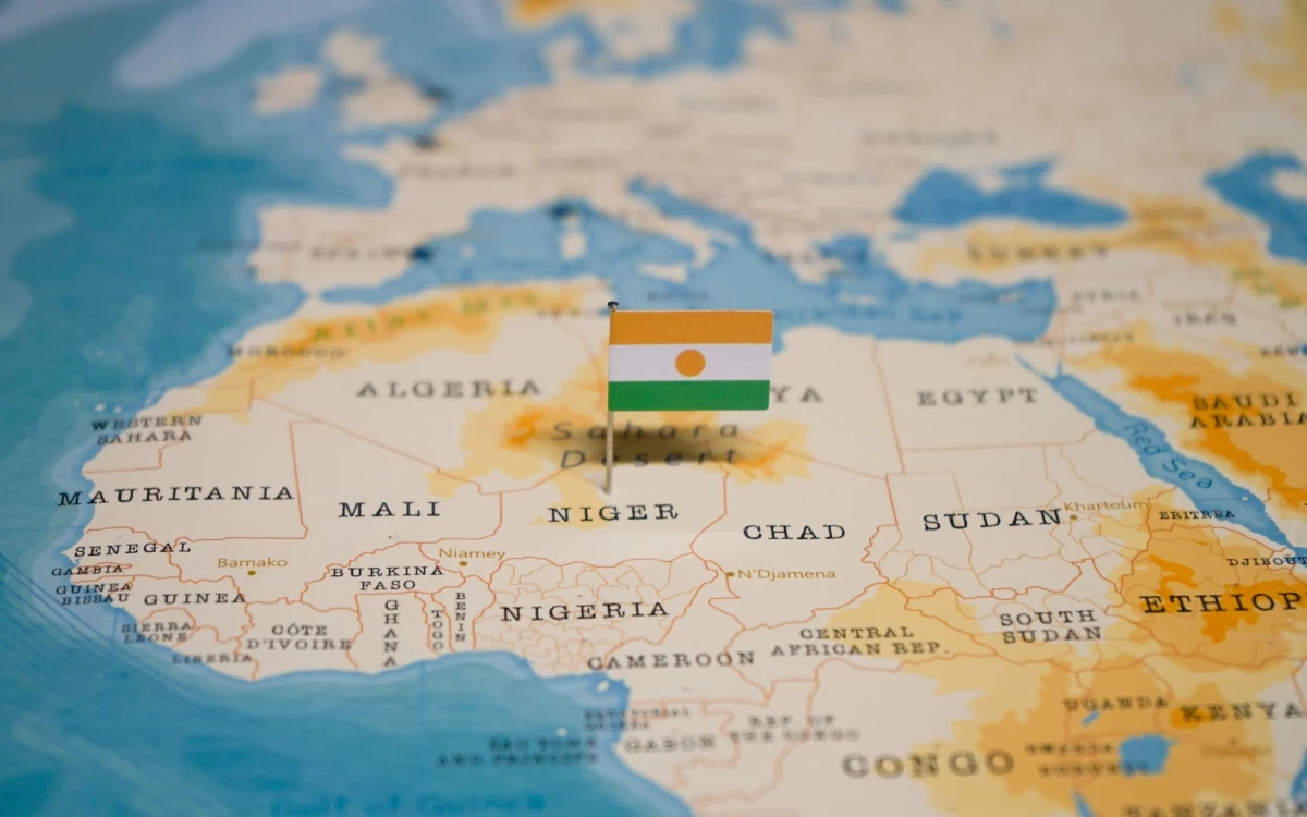 Francuski producent paliwa jądrowego stracił licencję na wydobycie uranu w jednej z największych kopalń na świecie, w Nigrze. Licencja firmy Orano została cofnięta przez rządzącą w kraju juntę wojskową.