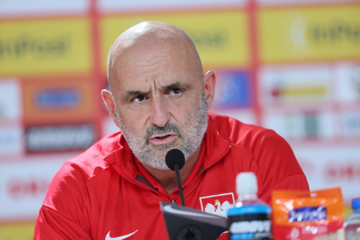 "W sporcie musisz być twardy. Nie może być momentu, że się rozczulasz nad sobą" - mówił na konferencji trener piłkarskiej reprezentacji Polski Michał Probierz. W ten sposób odpowiedział na pytanie, jak jego podopieczni zareagowali na informację, że żegnają się z Euro 2024 jako pierwsza drużyna. 