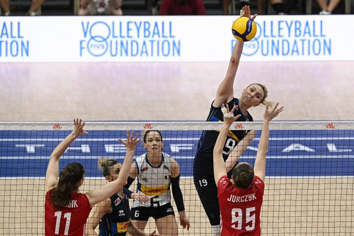 Polskie siatkarki uległy w półfinale Ligi Narodów Włoszkom. W meczu rozgrywanym w Bangkoku nasze reprezentantki przegrały 0:3 (18:25, 17:25, 12:25). W niedzielę o godz. 12 zagrają w meczu o trzecie miejsce z przegranym drugiego półfinału: Brazylia - Japonia.