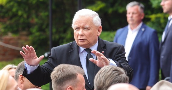 "Od września będziemy zbierali podpisy pod żądaniem nowego referendum" – oświadczył prezes PiS Jarosław Kaczyński w sobotę w Pułtusku. Jak wyjaśniał, miałoby dotyczyć "wypowiedzenia paktu migracyjnego". Zapowiedział też przygotowanie nowego programu partii, a obecnie rządzących nazwał "nihilistami".