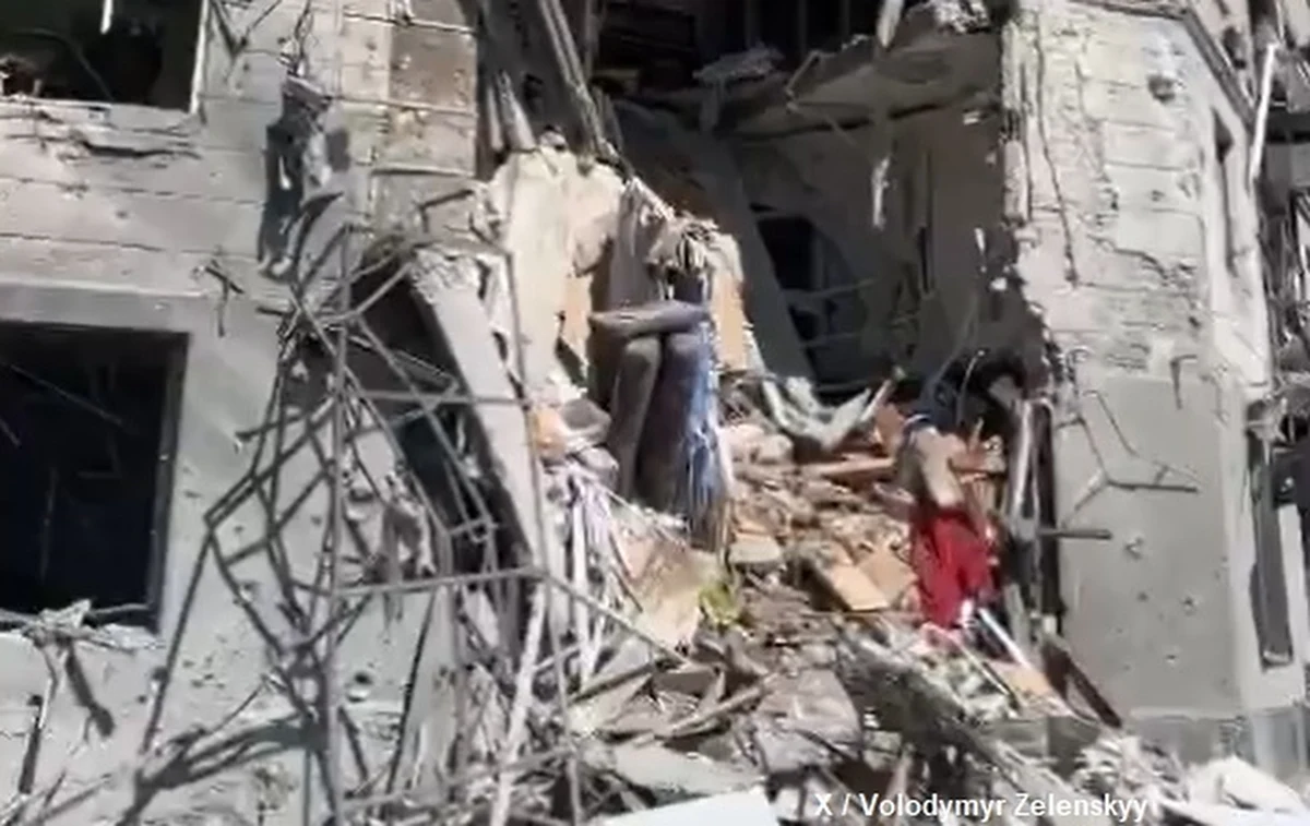 Co najmniej ośmiu cywilów zginęło w wyniku rosyjskich ataków na Ukrainę w ciągu ostatniej doby. Pięcioro z nich to mieszkańcy obwodu donieckiego, a trzech - charkowskiego. Rosjanie użyli do ataków artylerii i lotnictwa.