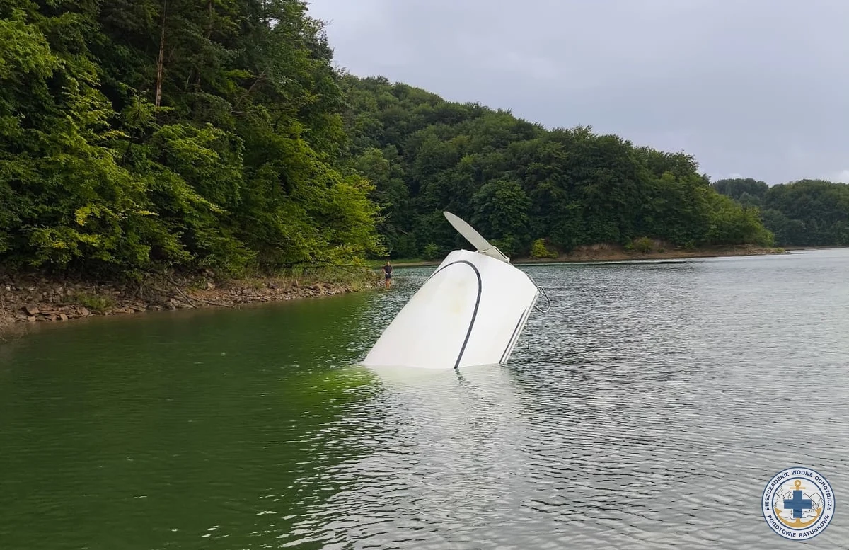 Ratownicy WOPR pomogli kilkunastu żeglarzom, których zaskoczyła pogoda nad Jeziorem Solińskim. "Silny wiatr (osiągający 6 stopni w skali Beauforta) wywrócił 9 jachtów" - poinformowali WOPR-owcy.