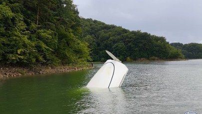 Silny wiatr wywrócił 9 jachtów podczas regat. Jedna osoba trafiła do szpitala