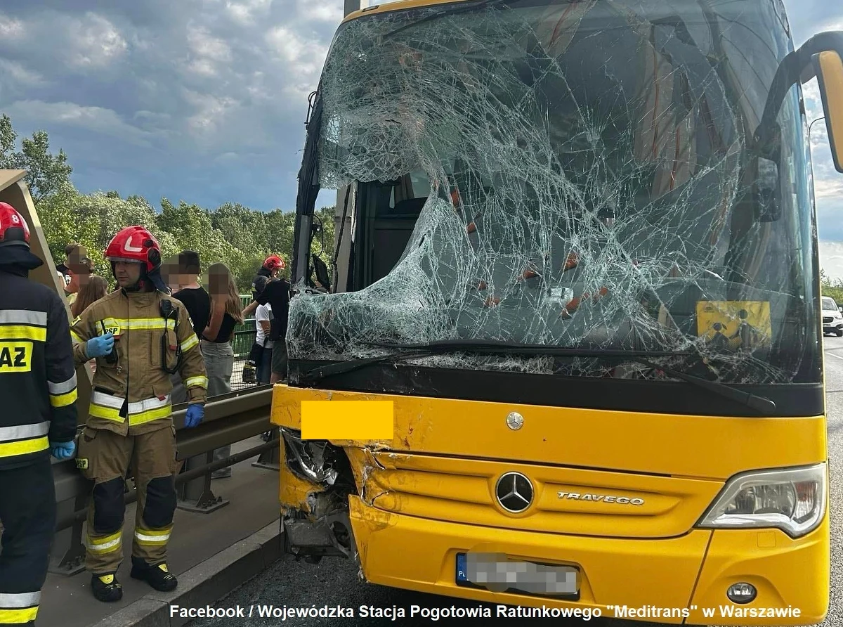 Na moście Siekierowskim w Warszawie zderzyły się dwa pojazdy - autobus wycieczkowy z dziećmi oraz bus. Osiem osób zostało poszkodowanych.