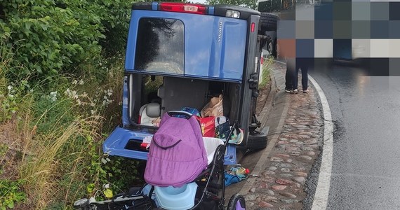 Bus, którym podróżowała 9-osobowa rodzina z sześciorgiem dzieci, wjechał do rowu przy drodze krajowej nr 59 w Zalcu (woj. warmińsko-mazurskie) i przewrócił się na bok - podała policja. W zdarzeniu na szczęście nikt nie odniósł obrażeń.