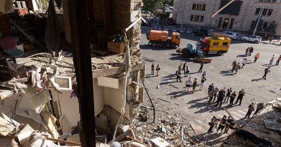 "2400 bomb kierowanych, w tym ok. 700 na Charków, tyle w ciągu tego miesiąca zrzuciła Rosja na Ukrainę" - poinformował Wołodymyr Zełenski. Prezydent Ukrainy ujawnił także tragiczny bilans sobotniego ataku na to drugie co do wielkości miasto w kraju.