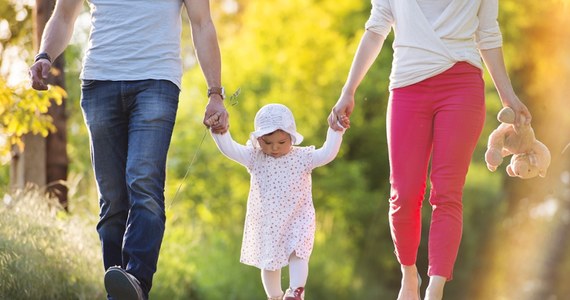 Coraz więcej ojców w Polsce korzysta z urlopu rodzicielskiego – tak wynika z danych ZUS. W 2022 r. skorzystało z niego 3,7 tys. ojców. W 2023 r. było to już 19 tysięcy. Od stycznia do kwietnia 2024 r. na urlopie rodzicielskim przebywało 13,8 tys. ojców.