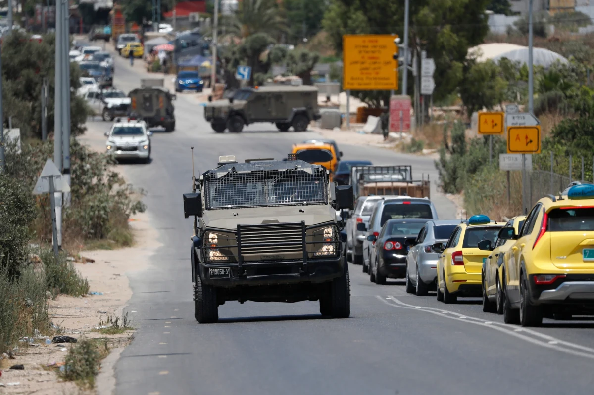 Izraelscy żołnierze, obecni na okupowanym Zachodnim Brzegu Jordanu, przywiązali do maski samochodu rannego palestyńskiego więźnia, a następnie wieźli go przez miasto. Armia Izraela podała, że prowadzi śledztwo w tej sprawie. „Takie zachowanie jest niezgodne z wartościami izraelskiego wojska i jego procedurami” – zapewnili wojskowi.
