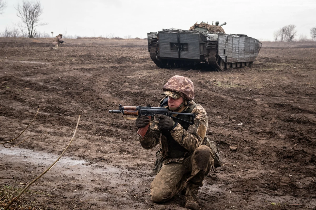 Amerykański Instytut Studiów nad Wojną (ISW) zauważa, że Rosjanie prawdopodobnie intensyfikują działania ofensywne w obwodzie donieckim we wschodniej Ukrainie. Agresor zmniejsza jednocześnie nacisk w obwodzie charkowskim na północnym wschodnie kraju. 
