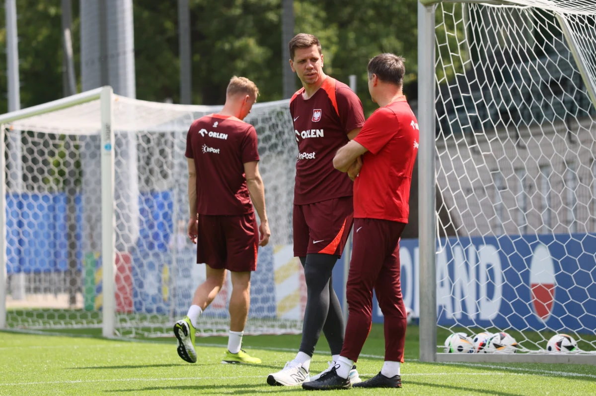 Paweł Dawidowicz uważa, że mimo dwóch porażek i odpadnięcia z Euro 2024 reprezentacja Polski jest dobrą drużyną. "Widać, że coś fajnego się rodzi, ale potrzebujemy stabilizacji, ogrania" - podkreślił. Wtorkowy mecz w grupie D z Francją nazwał "nagrodą" dla piłkarzy. Już wiadomo, że we wtorek na bramce nie stanie Wojciech Szczęsny. Trener Michał Probierz powiedział dziennikarzom, że mecz z Francją chce potraktować jako przygotowanie do meczów Ligi Narodów i eliminacji mistrzostw świata.