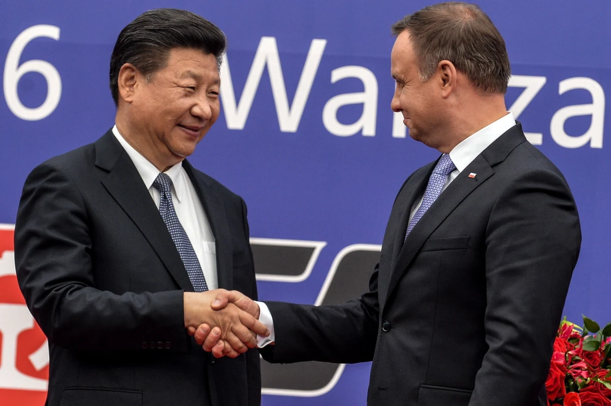 Podpisanie "dokumentów o współpracy", a także rozmowy o "rozwoju relacji na linii Chiny-Polska" oraz o "dogłębnej wymianie perspektyw na sprawy będące wspólną troską" - to mają być, zdaniem chińskiej telewizji państwowej CGTN, efekty rozpoczętej właśnie wizyty Andrzeja Dudy w Pekinie. Kancelaria Prezydenta RP przekazała, że są "dwa ważne elementy" dotyczące wizyty w Chinach - handel i bezpieczeństwo.