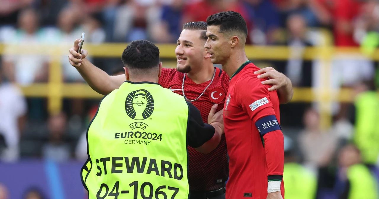 Cristano Ronaldo nie miał spokoju podczas starcia Portugalii z Turcją na Euro 2024...