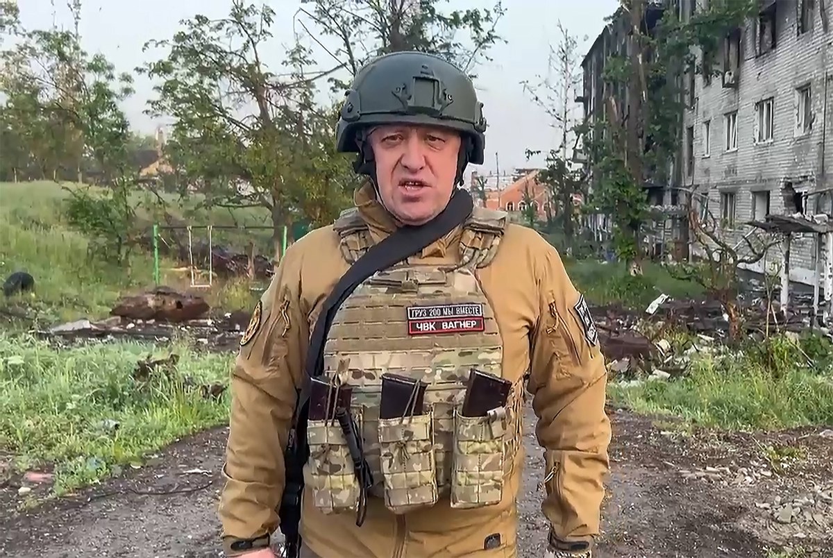 Rok temu Jewgienij Prigożyn ogłosił, że zbuntował się przeciwko Władimirowi Putinowi i - wraz z dowodzoną przez siebie Grupą Wagnera - ruszył na Moskwę. Rajd po kilkunastu godzinach został wstrzymany, a dwa miesiące później Prigożyn zginął w katastrofie lotniczej. Członkowie jego armii nadal jednak żyją. Co dziś robią?