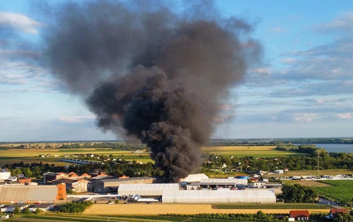 Pożar składowiska tworzyw sztucznych na terenie jednego z zakładów w Janikowie koło Inowrocławia w Kujawsko-Pomorskiem. Interwencję w tej sprawie zapowiedział europoseł Krzysztof Brejza.