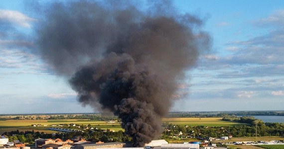 Pożar składowiska tworzyw sztucznych na terenie jednego z zakładów w Janikowie koło Inowrocławia w Kujawsko-Pomorskiem. Interwencję w tej sprawie zapowiedział europoseł Krzysztof Brejza.