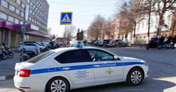 Co najmniej 17 osób, w tym 15 policjantów, zginęło w niedzielę w zamachach  terrorystycznych na dwie prawosławne świątynie, dwie synagogi oraz  posterunek policji  w Derbencie i Machaczkale w Dagestanie na rosyjskim Kaukazie Północnym - informują rosyjskie media. Według dagestańskich władz niezidentyfikowani terroryści ostrzelali obiekty sakralne oraz posterunek policji z broni automatycznej.