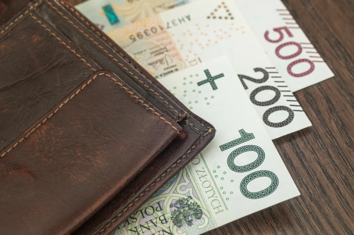 Rodzice kilku tysięcy dzieci nie złożyli jeszcze wniosków o świadczenie 800 plus na nowy okres świadczeniowy - poinformował ZUS. Aby dostać wyrównanie za czerwiec i lipiec najpóźniej do końca sierpnia, należy złożyć wniosek do końca czerwca. Został więc tylko tydzień. Wielu rodziców zapomina bowiem o tym, że prawo do świadczenia 800 plus przysługuje od momentu złożenia dokumentów.