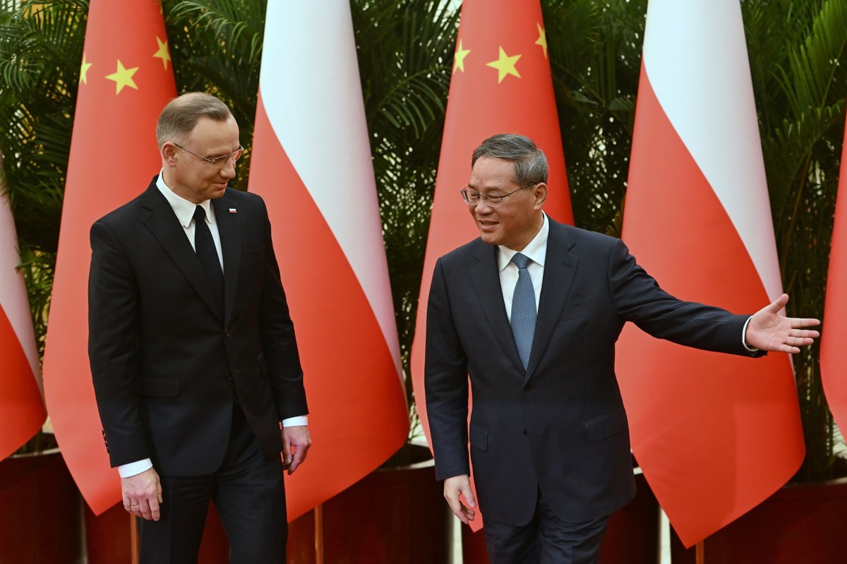 Prezydent Andrzej Duda przebywa z wizytą w Chinach, gdzie spotkał się z premierem Li Qiangiem. Duda wyraził nadzieję, że pozytywne relacje między oboma krajami nie zostaną zachwiane przez "wiatr historii". Premier Li wyrażał się w podobnym tonie. 