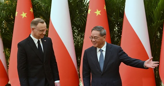 Prezydent Andrzej Duda przebywa z wizytą w Chinach, gdzie spotkał się z premierem Li Qiangiem. Duda wyraził nadzieję, że pozytywne relacje między oboma krajami nie zostaną zachwiane przez "wiatr historii". Premier Li wyrażał się w podobnym tonie. 