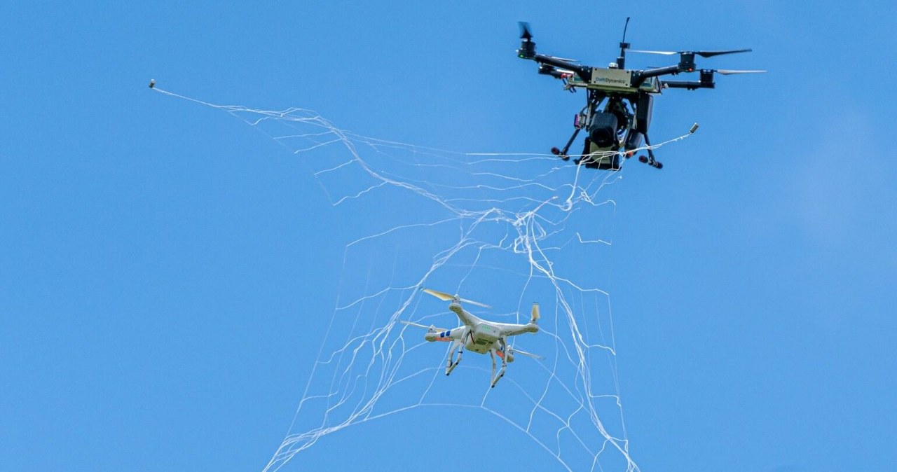 Moskwa zaprezentowała nowy system zwalczania zagrożeń powietrznych, a mianowicie dron typu quadkopter wyposażony w funkcję wystrzeliwania sieci. Czy "Netcomet" ma szansę zadziałać i faktycznie coś przechwycić?
